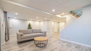TV - Entire NEW House 5BDR , close to DT MTL, 4 Parking (Brossard)