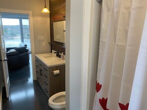 Hair dryer, towels, soap, toilet paper - 114 acres riverside property for you to enjoy peace and tranquility!!! (Ile du grand Calumet)