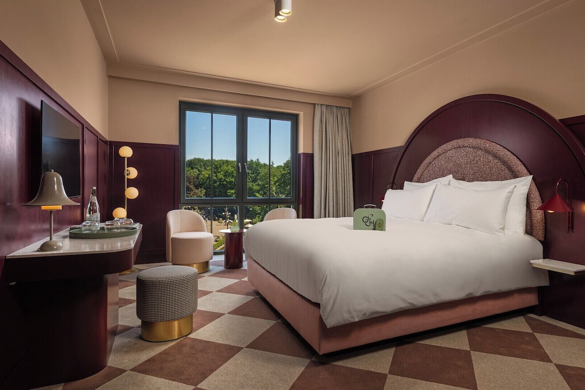 Premium Deluxe Room 5-person (with unlimited theme park admission) | In-room safe, free WiFi, bed sheets