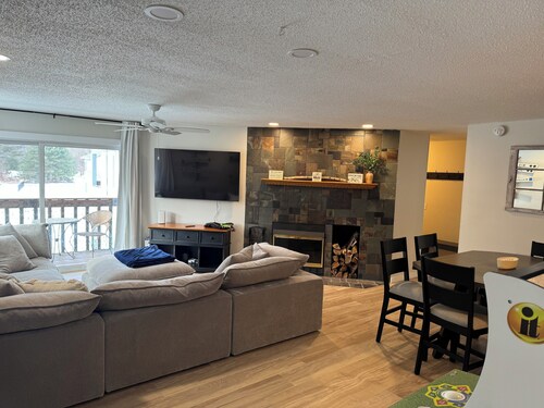 5 min to Okemo, Charming 3-bedroom condo in Ludlow with wood burning fireplace.
