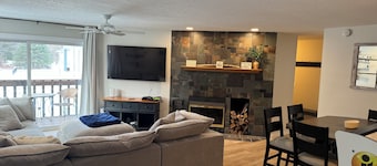 5 min to Okemo, Charming 3-bedroom condo in Ludlow with wood burning fireplace.