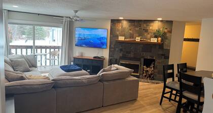 5 min to Okemo, Charming 3-bedroom condo in Ludlow with wood burning fireplace.