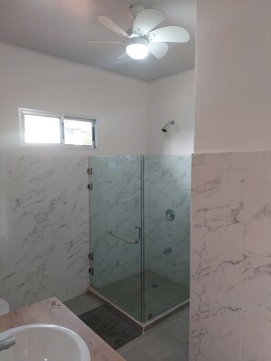 Dusche, Handtücher, Seife, Toilettenpapier