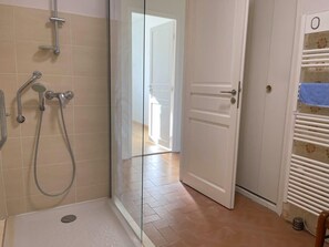 Shower, towels