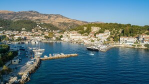 A coastal town with a marina, boats, and buildings. - Bayside House in Corfu (Corfu)