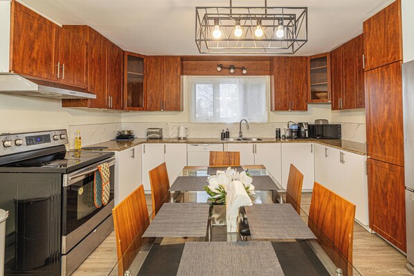 Kühlschrank, Mikrowelle, Ofen, Herdplatte