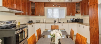 Spacious & Quiet 3 BDR Apt /15 mins to DT &Parking