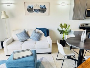 Smart-tv, een stereo en een computerscherm