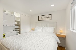 2 bedrooms, desk, iron/ironing board, free WiFi - Cozy Bungalow Home 2br+1ba - 9 min to Tacoma Dome (Tacoma)