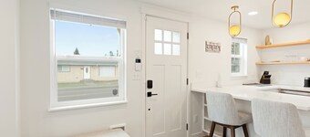 Cozy Bungalow Home 2br+1ba - 9 min to Tacoma Dome