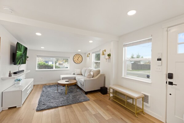 Smart TV, computer monitors