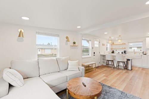 Cozy Bungalow Home 2br+1ba - 9 min to Tacoma Dome