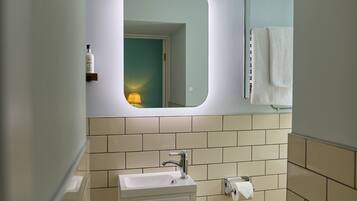 Deluxe Plus | Bathroom | Shower, free toiletries, hair dryer, towels