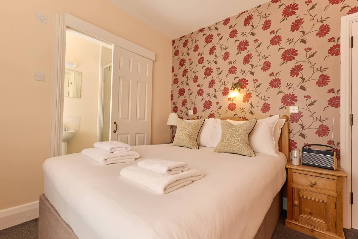 Hypo-allergenic bedding, free WiFi, bed sheets