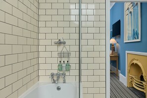 Kamar Double Deluks | Kamar mandi | Shower, perlengkapan mandi gratis, pengering rambut, dan handuk