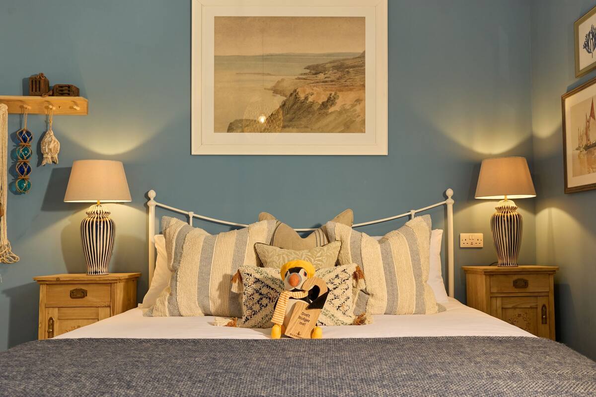 Hypo-allergenic bedding, free WiFi, bed sheets