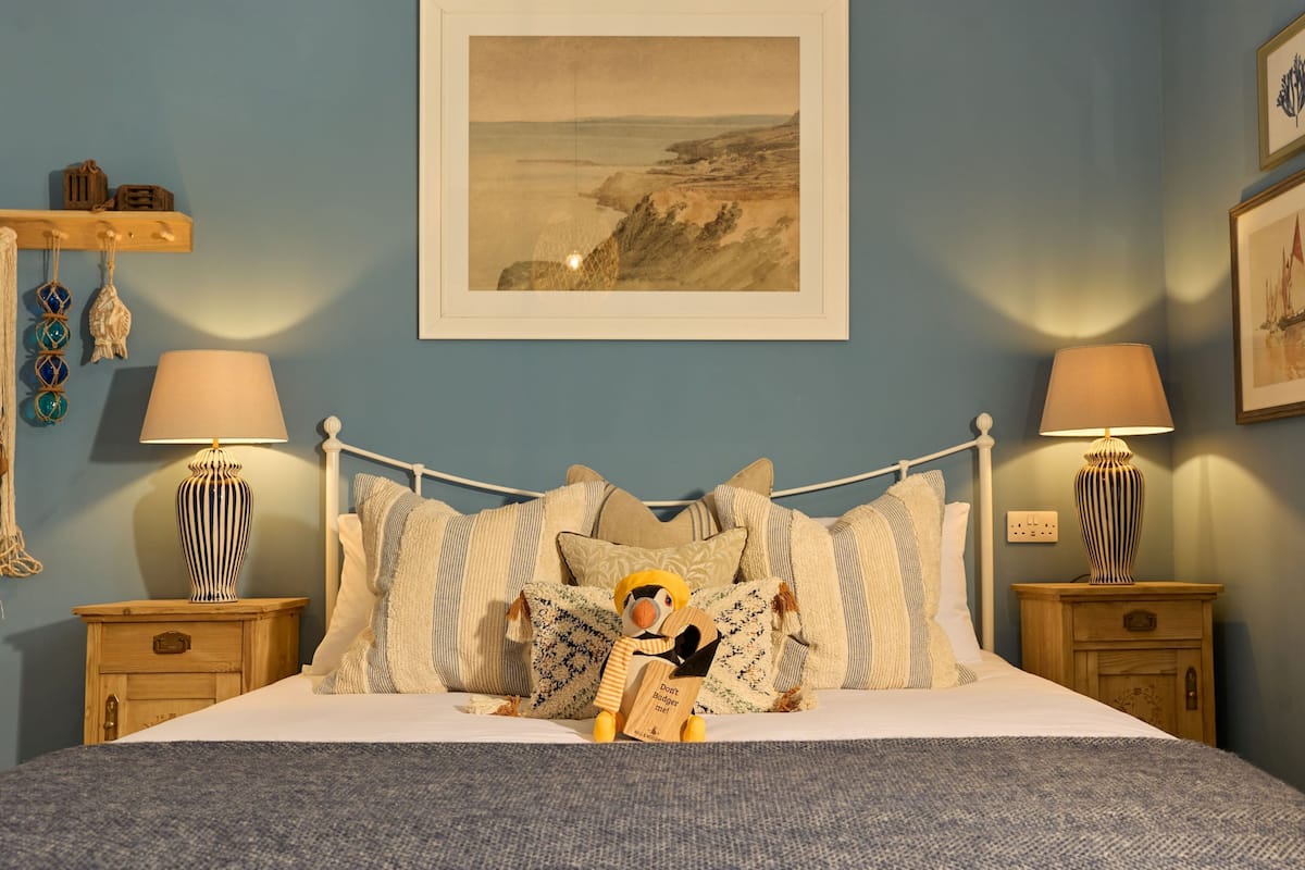 Hypo-allergenic bedding, free WiFi, bed sheets
