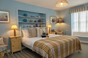 Deluxe for 4 | Hypo-allergenic bedding, free WiFi, bed sheets