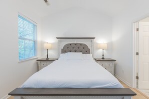 4 bedrooms, desk, iron/ironing board, free WiFi