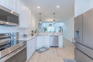 Kjøleskap, mikrobølgeovn, ovn og kokeplater