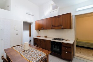 Fridge, oven, stovetop, cookware/dishes/utensils