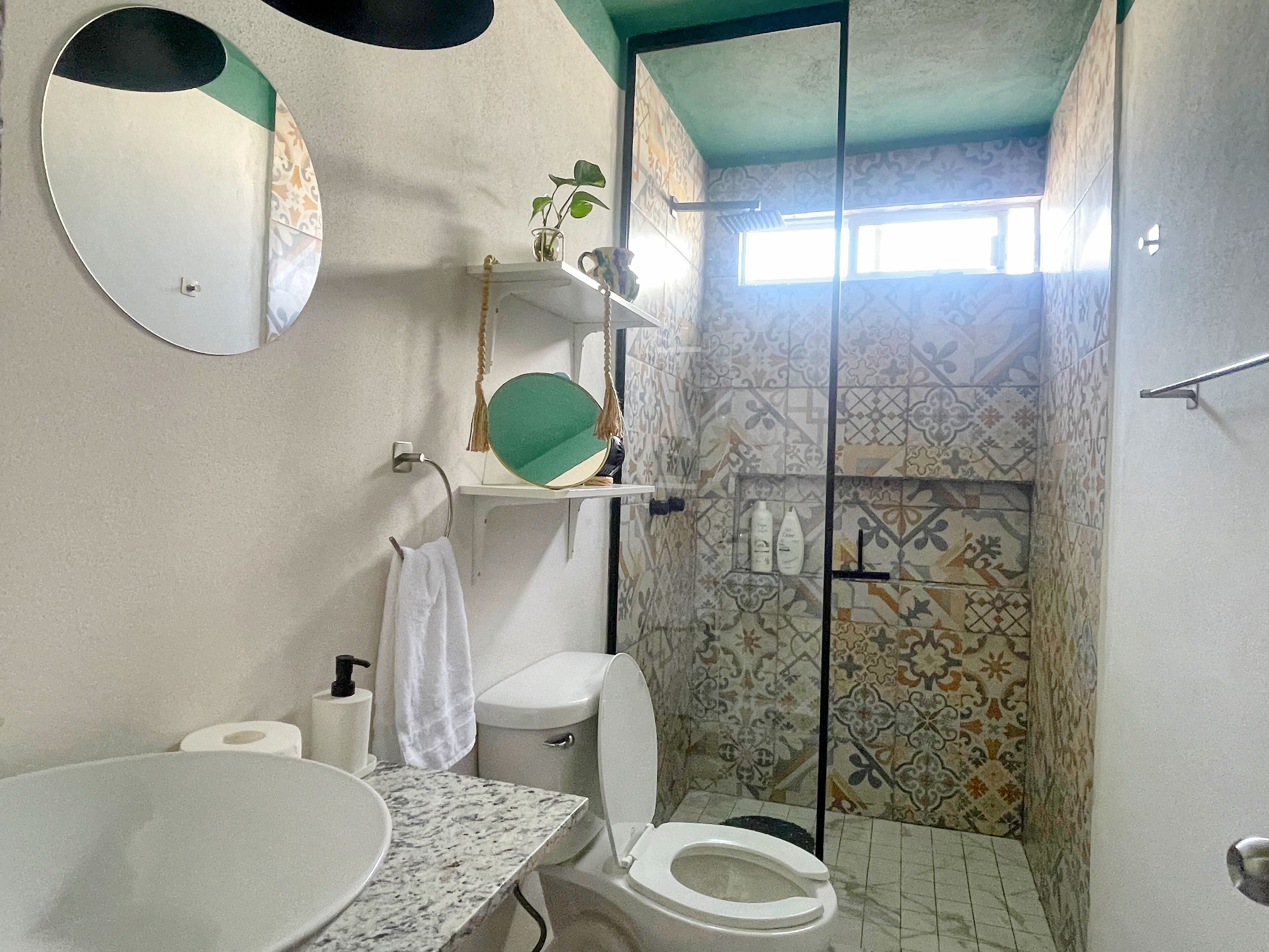 淋浴设施、吹风机、毛巾、肥皂