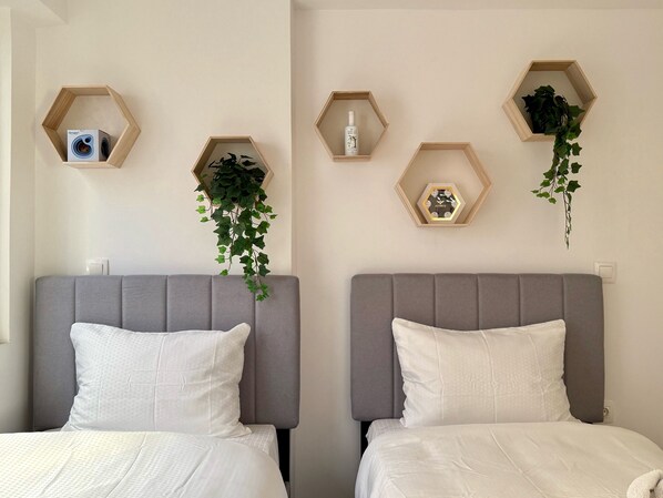 4 bedrooms, iron/ironing board, WiFi, bed sheets