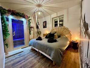 2 bedrooms, iron/ironing board, travel cot, free WiFi