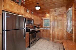 Køleskab, mikrobølgeovn, ovn, kogeplade