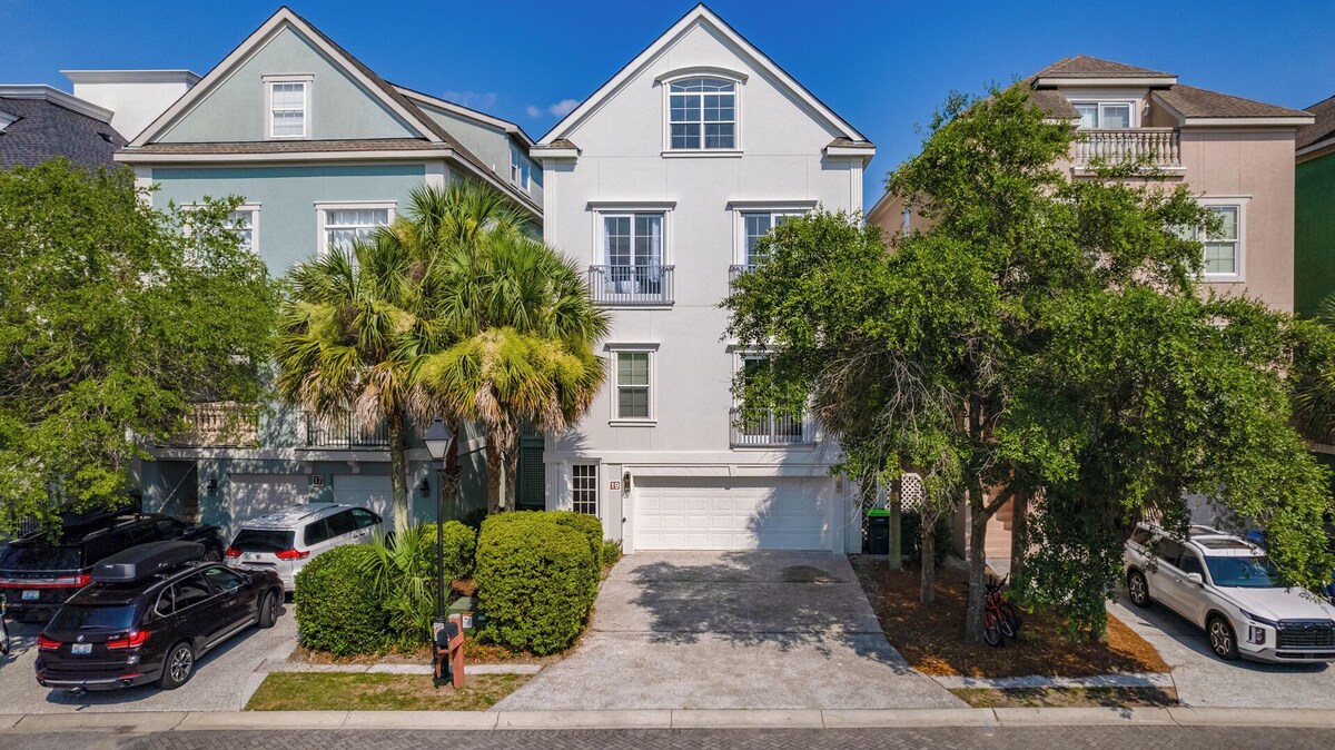 19 Crabline - Stunning 6-bedroom home in Hilton Head is a dream! Near beach.