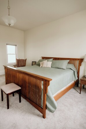 4 bedrooms, desk, iron/ironing board, free WiFi - Beautiful private home just a short drive to 2 state parks. Easy access to I-74. (Veedersburg)