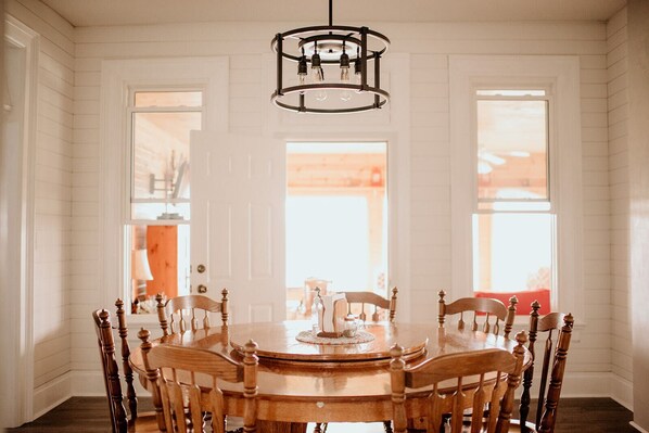 Dining - Beautiful private home just a short drive to 2 state parks. Easy access to I-74. (Veedersburg)