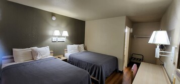 Escritorio, wifi gratis y ropa de cama 