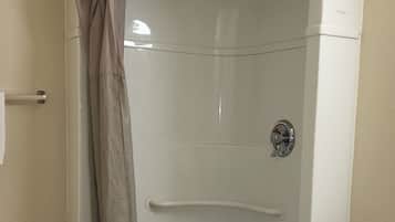 Habitación estándar doble | Baño | Ducha, toallas, jabón y papel higiénico