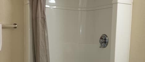 Ducha, toallas, jabón, papel higiénico