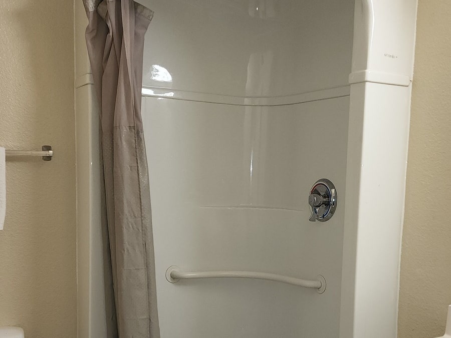 Standaard tweepersoonskamer | Badkamer | Een douche, handdoeken, zeep, toiletpapier