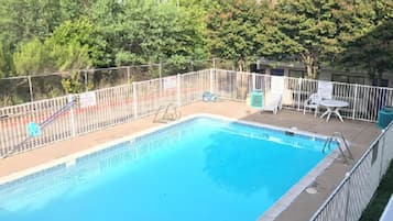 Una piscina al aire libre de temporada