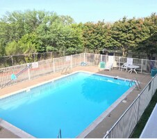 Una piscina al aire libre de temporada