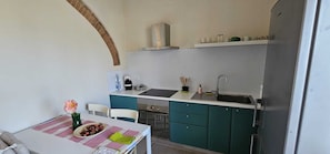 Réfrigérateur, four, plaque de cuisson, cafetière/bouilloire