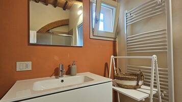 Dusj, hårføner, bidé og håndklær