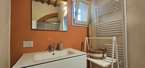 تجهيزات دش، مجففات شعر، مراحيض شطف، مناشف