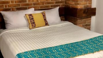 Habitación individual junior, vistas a la ciudad | Espacio para trabajar con un portátil y cortinas opacas