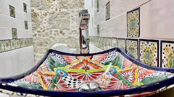 Buồng tắm vòi sen, máy sấy tóc, khăn tắm, xà phòng