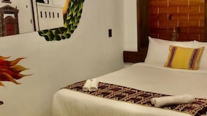 Espacio para trabajar con laptop y cortinas blackout 