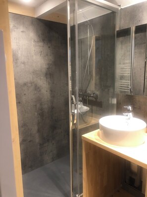 Dusche, Haartrockner, Handtücher, Seife