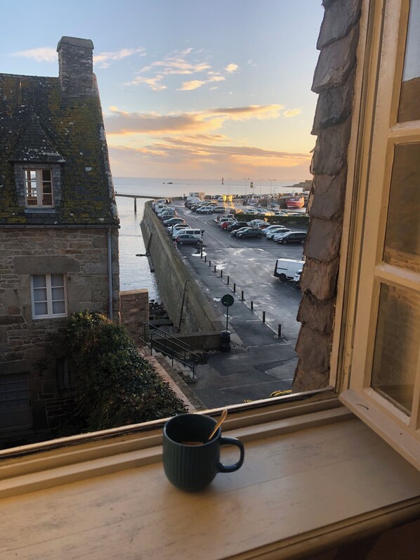 Interior - Spacious studio with sea view over the old port (Roscoff)