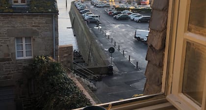 Spacious studio with sea view over the old port