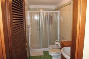 Shower, towels - Cozy Pietrasanta Central Apartment With Loft (Pietrasanta)