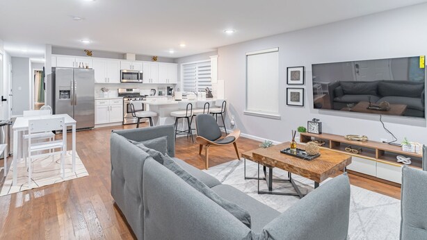 A modern apartment with a kitchen, dining area, and living room. - Comfy Unit Loft 15 min to EWR (Newark)
