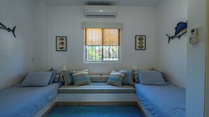 Een kamer met een bed, een raam met uitzicht en een wandairconditioner.